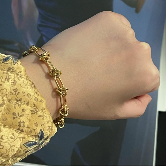 ✨Beautiful 18K Gold Plated Twist Knot Chain Bracelet - Picture 2 of 2